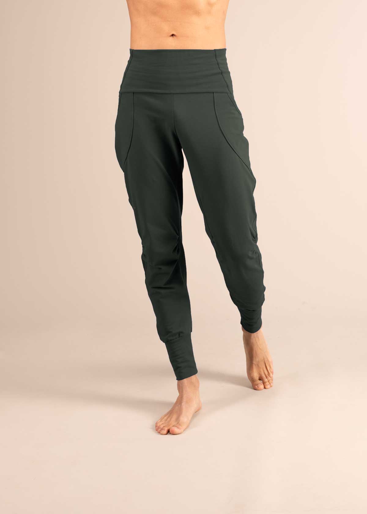 Bataboom organic sweatpants from 3rd rock clothing - Jerome is 5ft 10" with a 30" waist & 37" hips. Here he is wearing a size 30RL. M