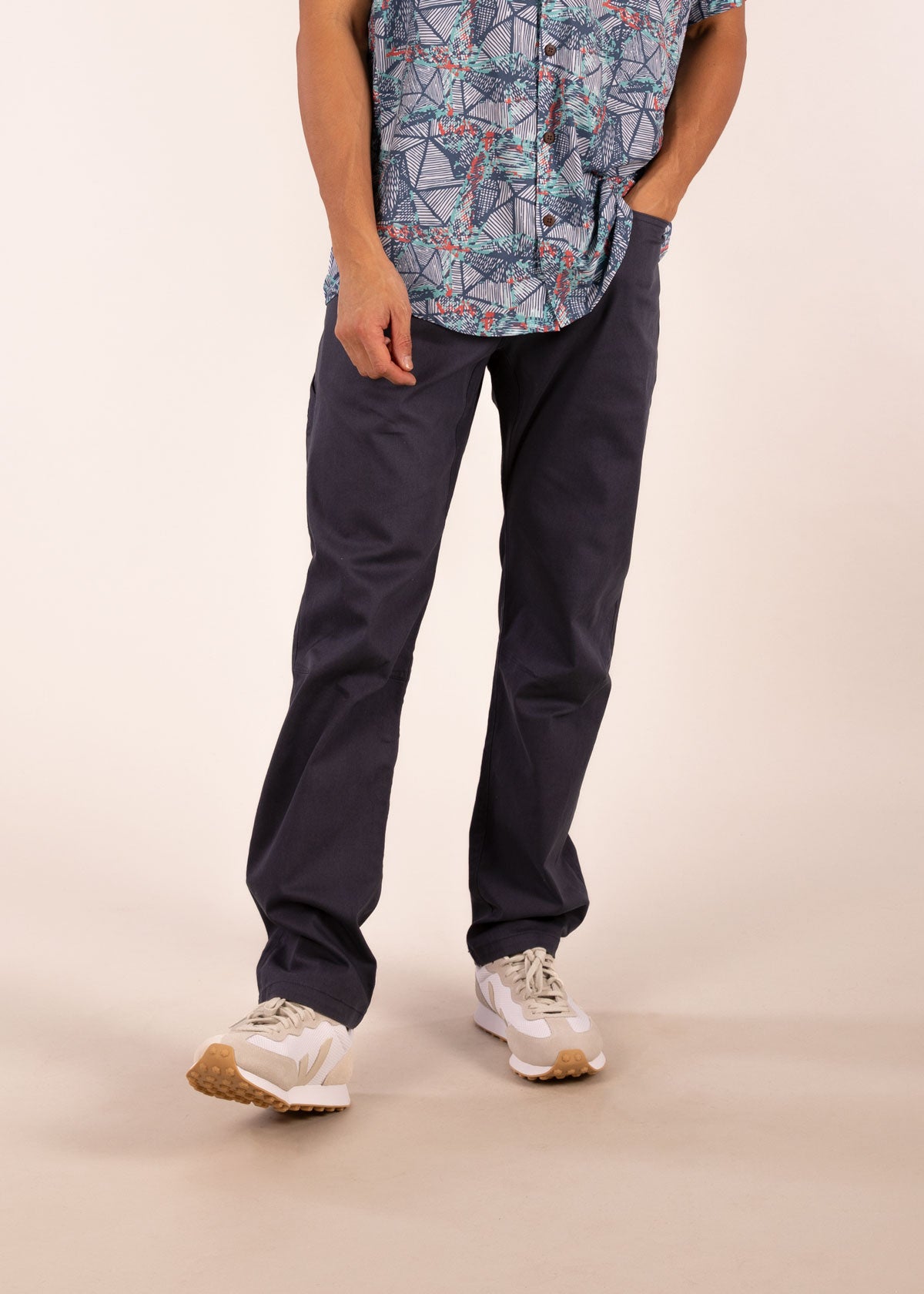 Donald is 6ft 1″  with a 30" waist, 36" hips & a 33" inseam and is wearing a size 30LL. M