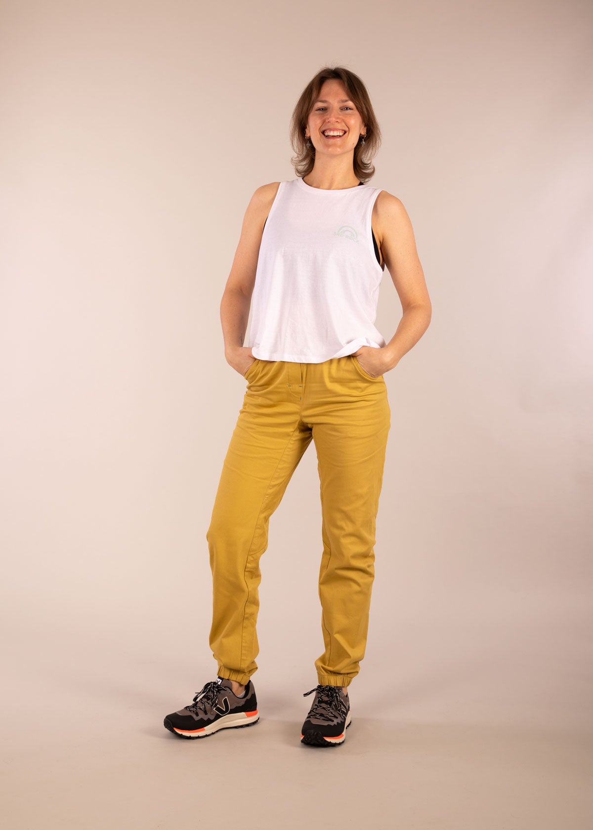 3rd rock clothing margo trousers in honey badger - Jess is 5ft 8” with a  29" waist, 38" hips & a 32.5" inseam and is wearing a size 28RL F