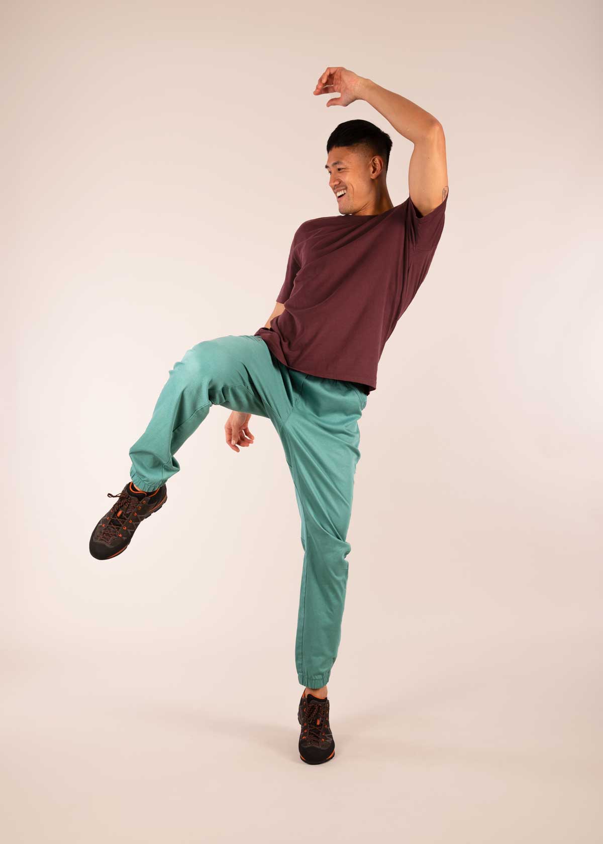 3rd rock clothing margo trousers for active lifestyles - Donald is 6ft 1″  with a 30" waist, 36" hips & a 33" inseam and is wearing a size 30LL. M