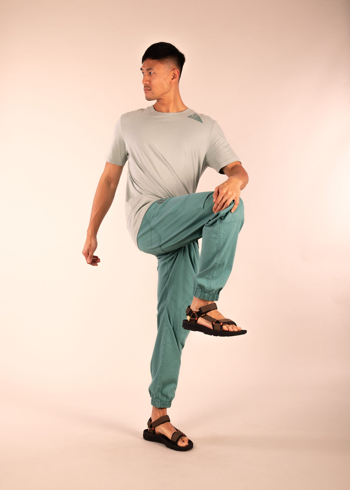 3rd rock nova reinforced climbing trousers in teal green Ivy colour - Donald is 6ft 1″  with a 30" waist, 36" hips & a 33" inseam and is wearing a size 30LL. M