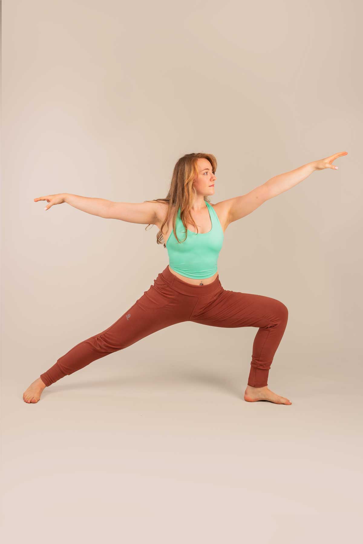 3rd rock organic cotton sweats for yoga - Emma is 5ft 7" with a 27" waist & 40" hips. Here she is wearing a size 30RL. F