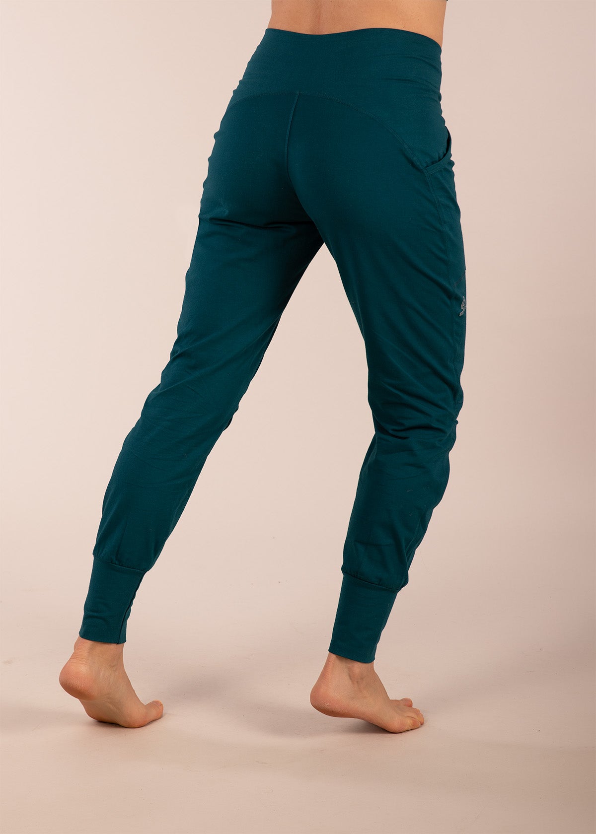 3rd rock organic cotton yoga and climbing sweatpants - Jess is 5ft 8” with a  29" waist, 38" hips & a 32.5" inseam and is wearing a size 28RL. F