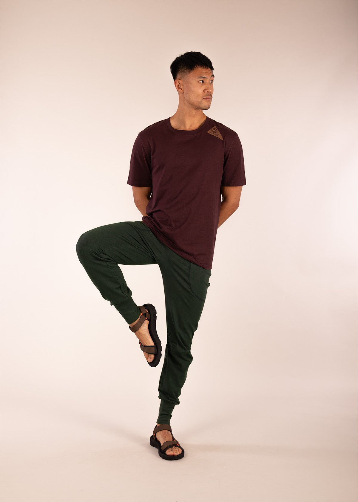 3RD ROCK bataboom sweatpants for yoga and gym - Donald is 6ft1″  with a 30" waist, 36" hips & a 33" inseam and is wearing a size 30LL. M