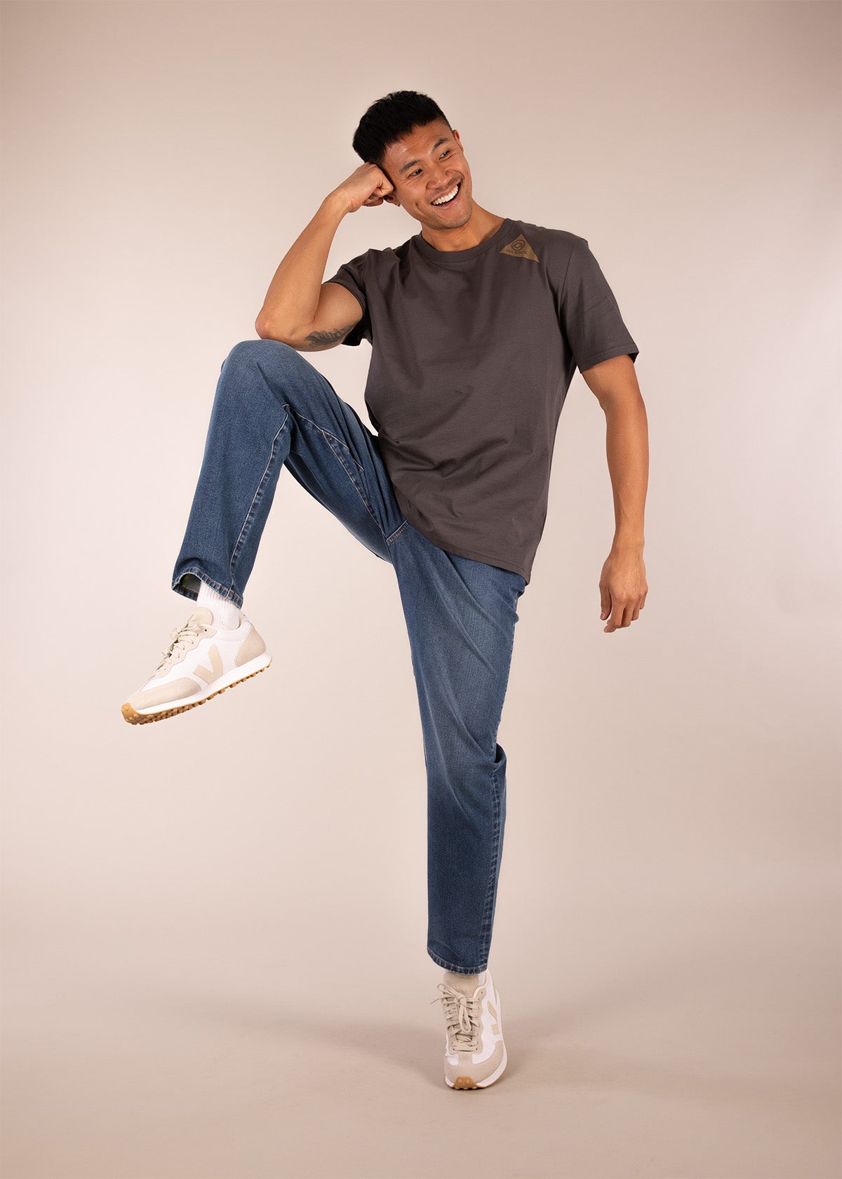 3rd rock sustainable movement denim jeans with a relaxed fit - Donald is 6ft 1″  with a 30" waist, 36" hips & a 33" inseam and is wearing a size 30LL. M