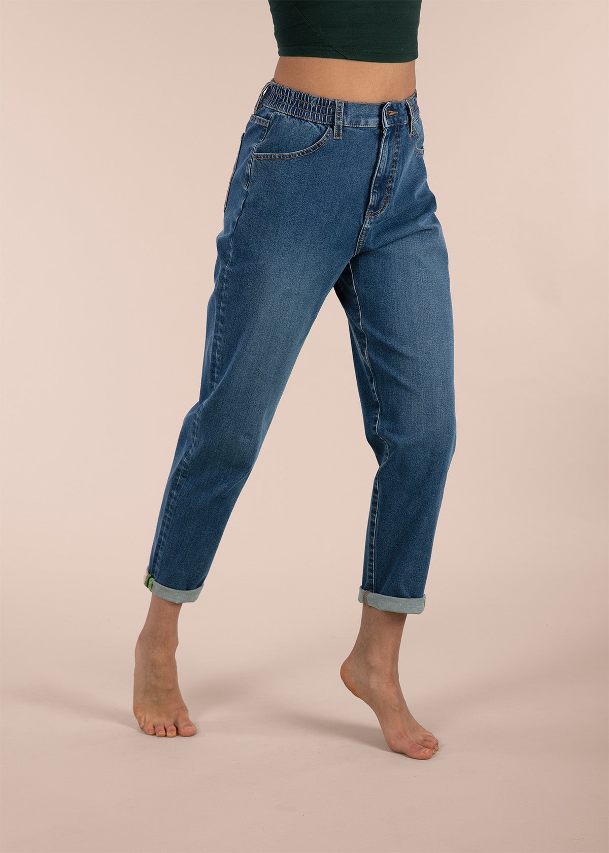 3rd rock Gaia denim jeans for climbing and outdoor adventure - Aaliyah is 5ft 8" with a 26" waist, 35" hips & a 33" inseam and is wearing a size 26RL. F