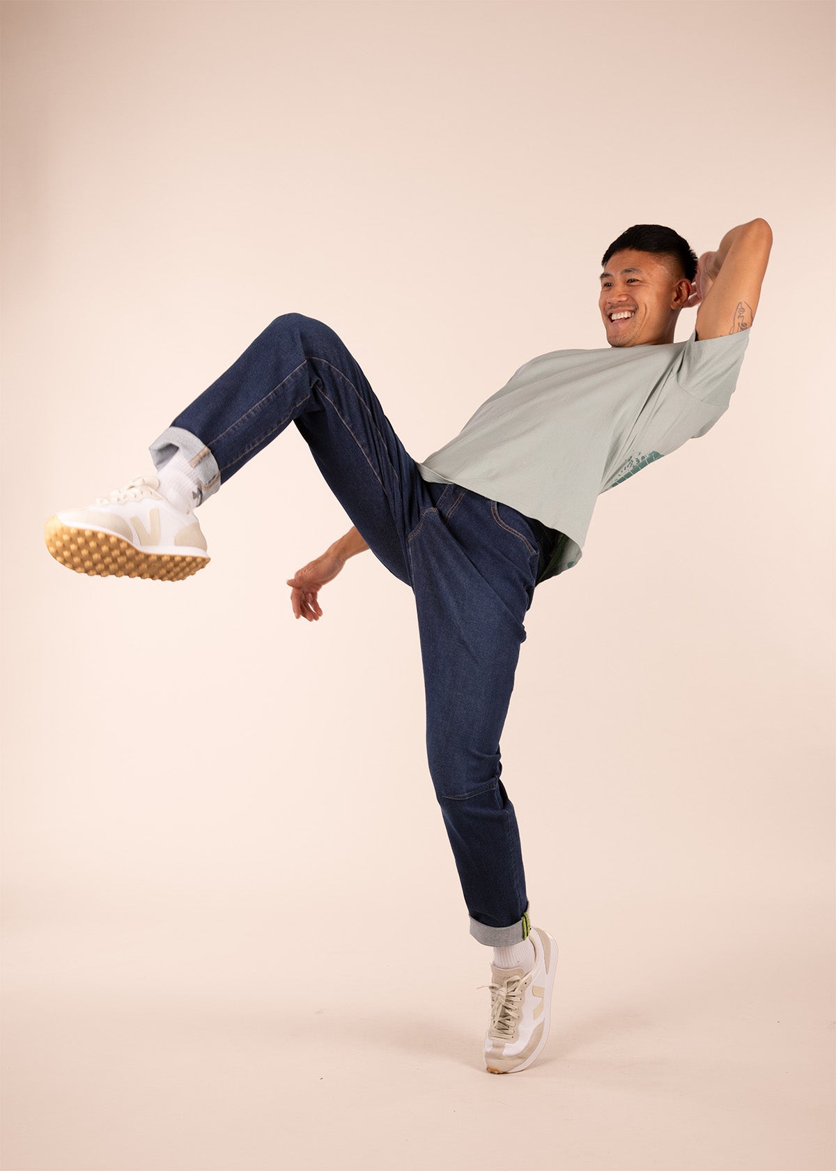 3rd rock Jupiter eco jeans for active lifestyles - Donald is 6ft 1″  with a 30" waist, 36" hips & a 33" inseam and is wearing a size 30LL. M