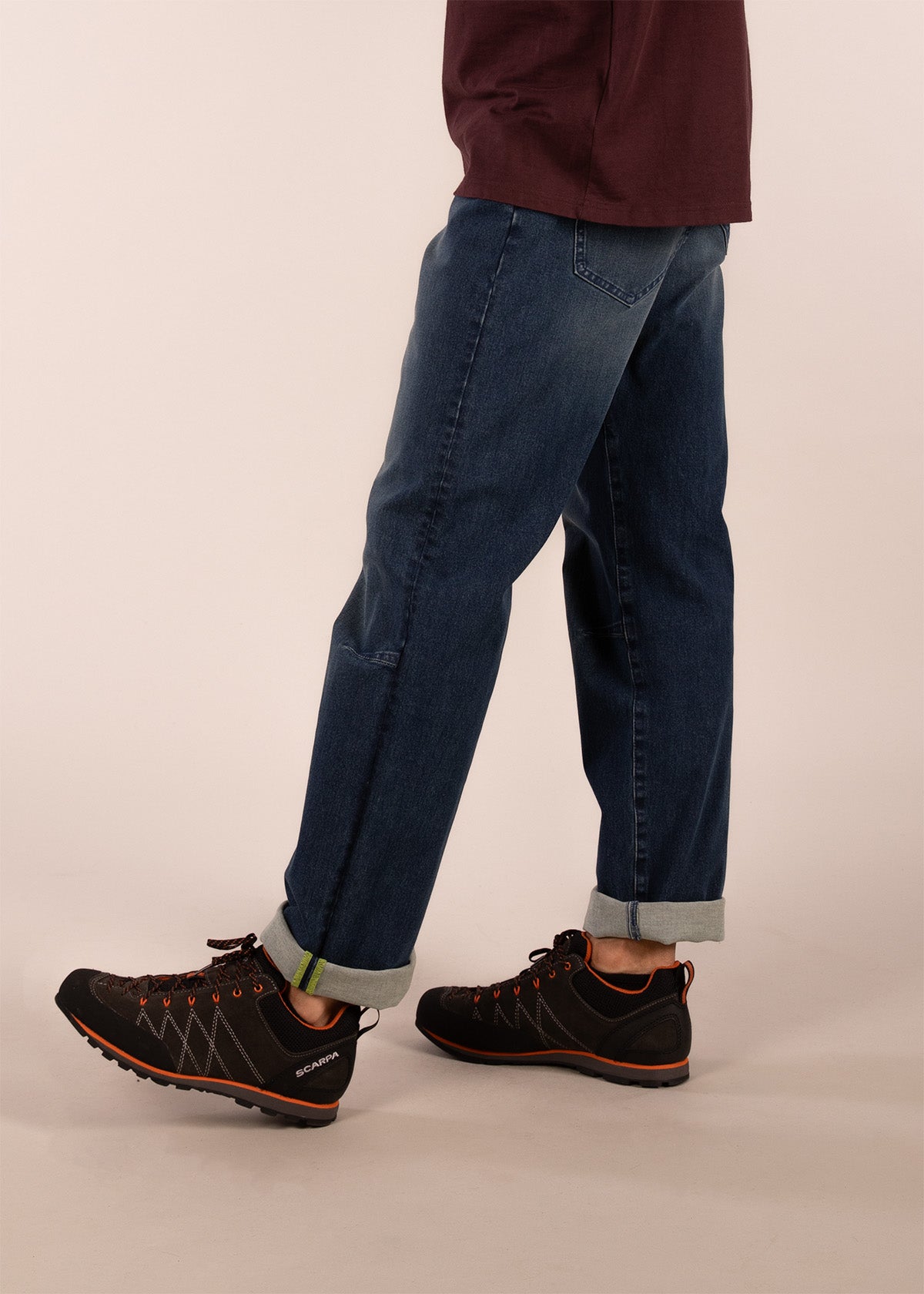 3rd rock sustainable denim unisex mars jeans - Donald is 6ft 1″  with a 30" waist, 36" hips & a 33" inseam and is wearing a size 30LL. M