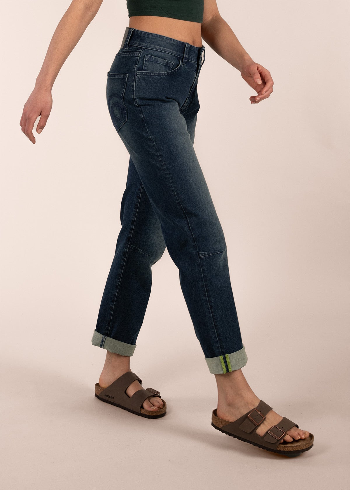 3rd rock sustainable denim unisex mars jeans - Aaliyah is 5ft 8" with a 26" waist, 35" hips & a 33" inseam and is wearing a size 26RL. F