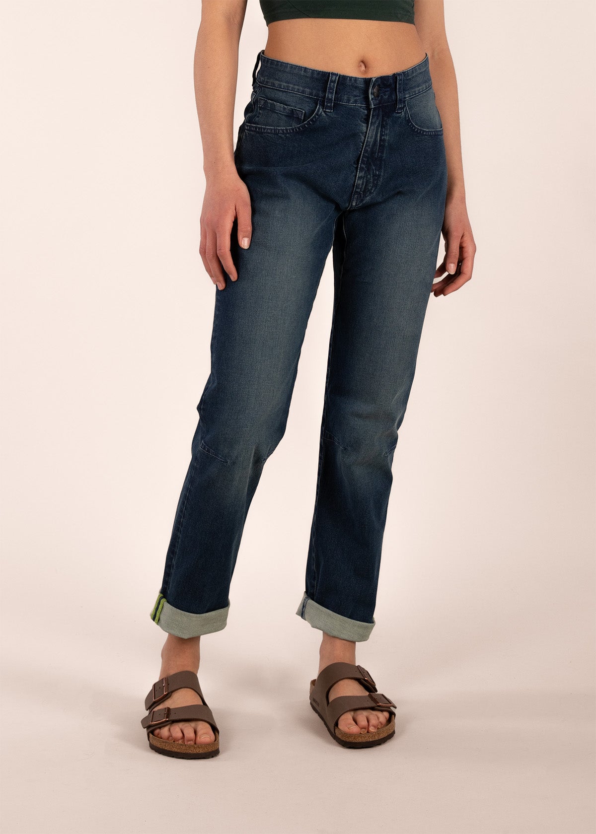 3rd rock sustainable denim unisex mars jeans - Aaliyah is 5ft 8" with a 26" waist, 35" hips & a 33" inseam and is wearing a size 26RL F