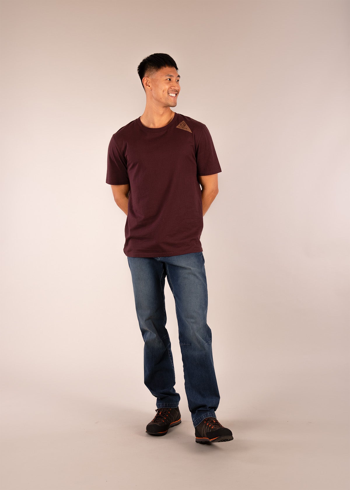 3RD ROCK sustainable organic cotton jeans - Donald is 6ft 1″  with a 30" waist, 36" hips & a 33" inseam and is wearing a size 30LL. M